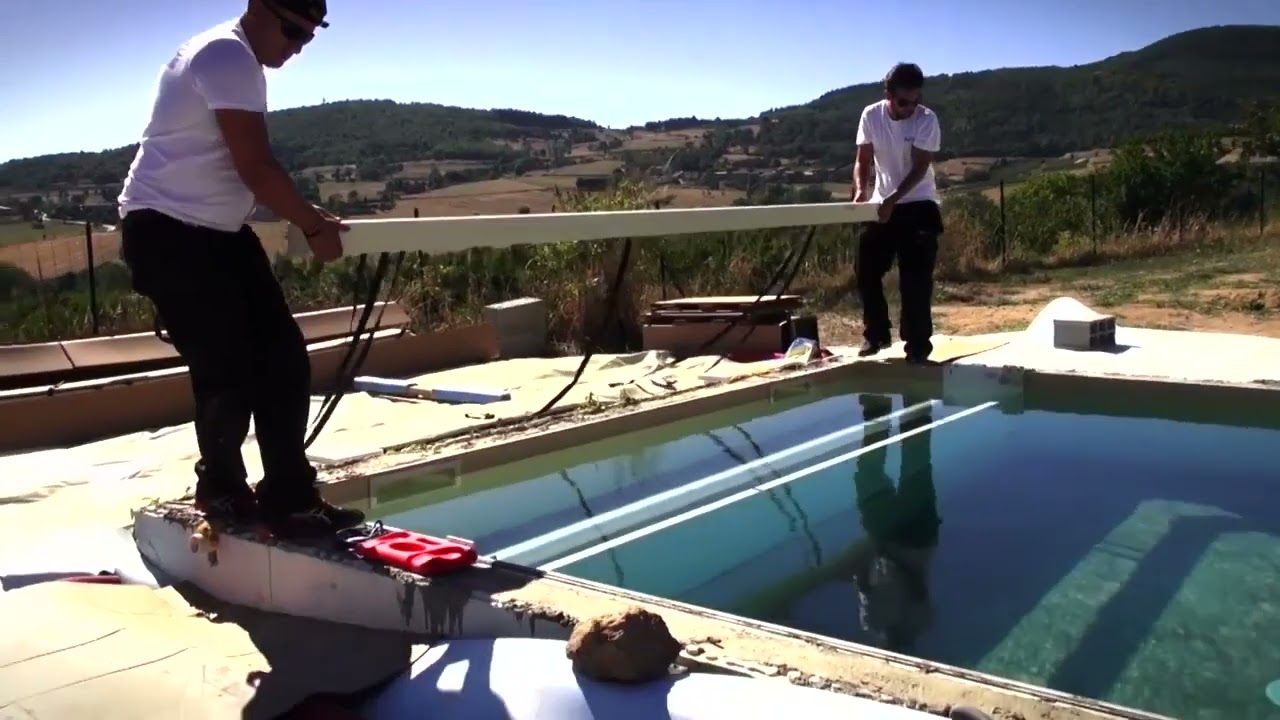 Pose d'un volet roulant immergé sur une piscine extérieure
